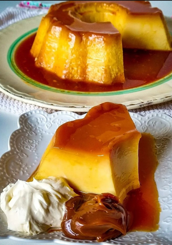 Una foto de Flan casero con caramelo