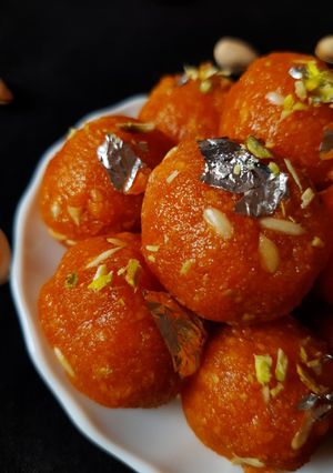 बूंदी के लड्डू (boondi ke ladoo recipe in Hindi) रेसिपी मुख्य फोटो