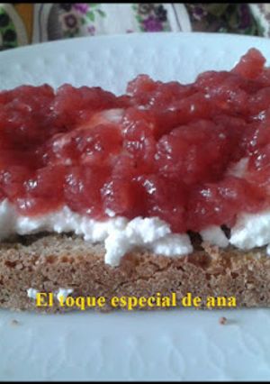 Foto principal de Tostadas de pan integrar con queso y mermelada