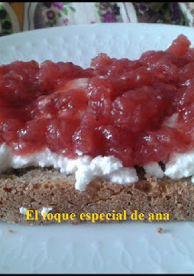 Una foto de Tostadas de pan integrar con queso y mermelada