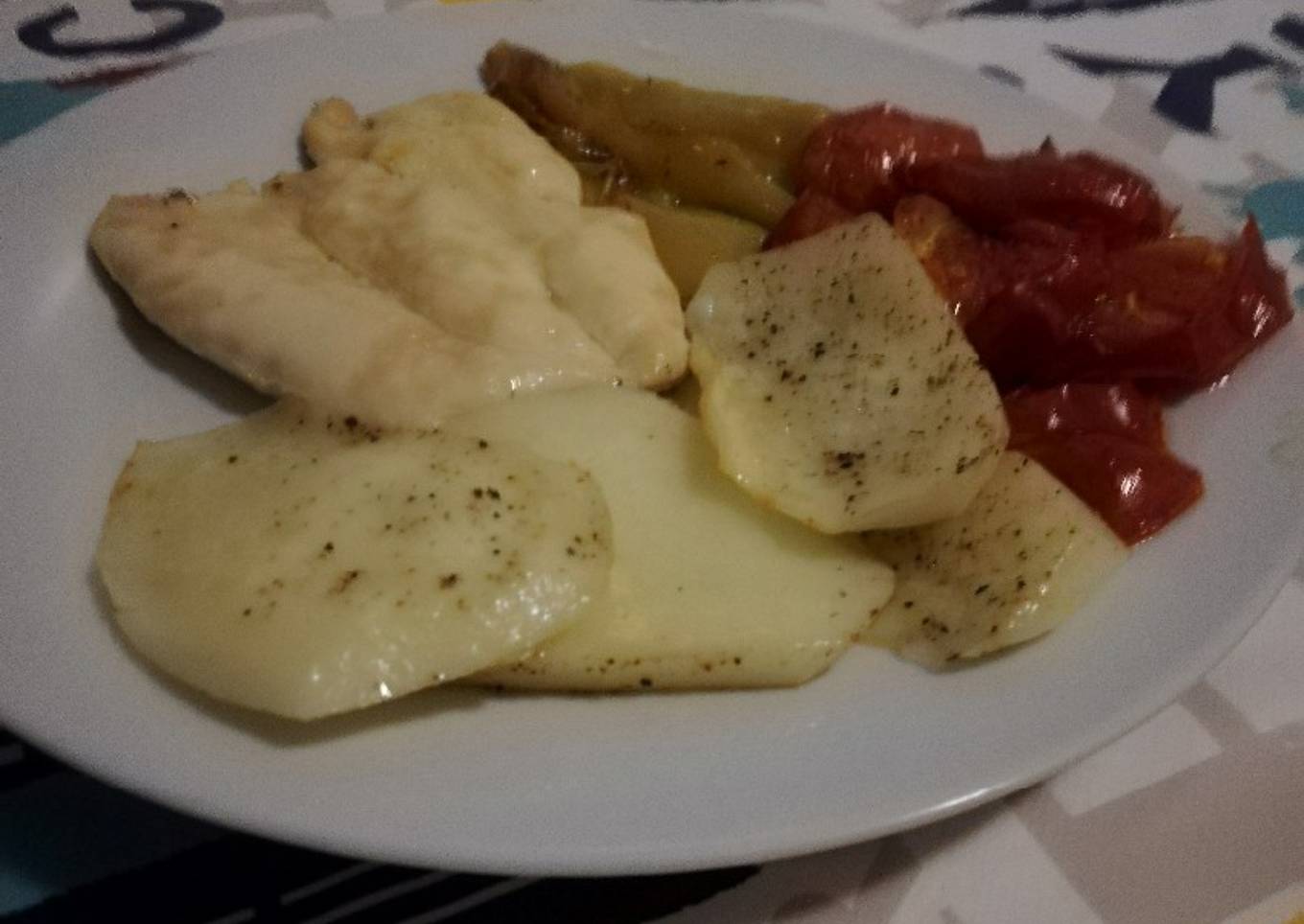 Pechuga de pollo al horno con patatas y verduras