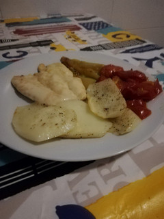Una foto de Pechuga de pollo al horno con patatas y verduras
