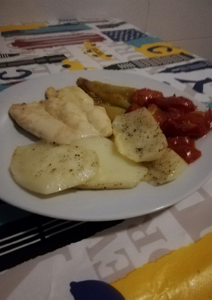Una foto de Pechuga de pollo al horno con patatas y verduras