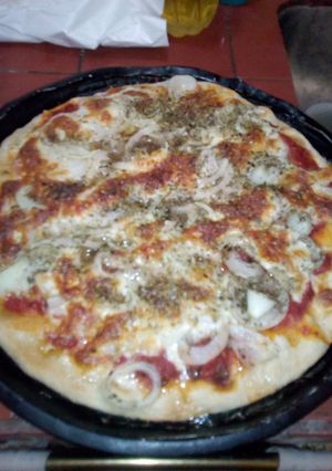Una foto de Pizza de cebolla gratinada