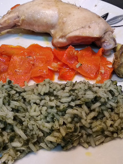 Una foto de Arroz verde con pollo, zanahorias y alcachofas