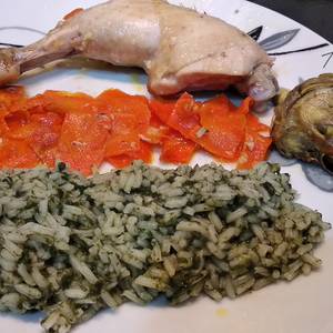 Arroz verde con pollo, zanahorias y alcachofas