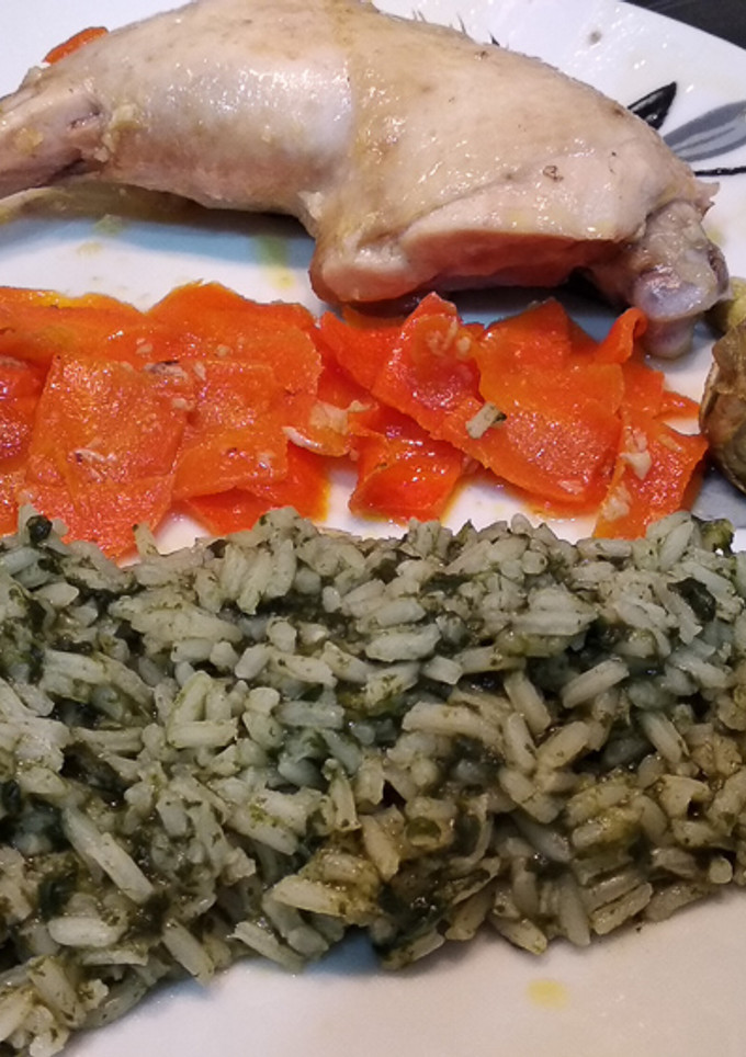 Una foto de Arroz verde con pollo, zanahorias y alcachofas