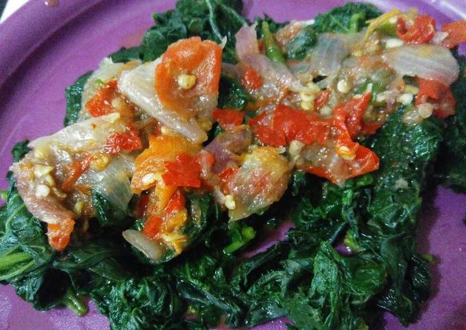 Daun telo (ubi jalar/rambat) rebus sambel bawang merah asam jawa