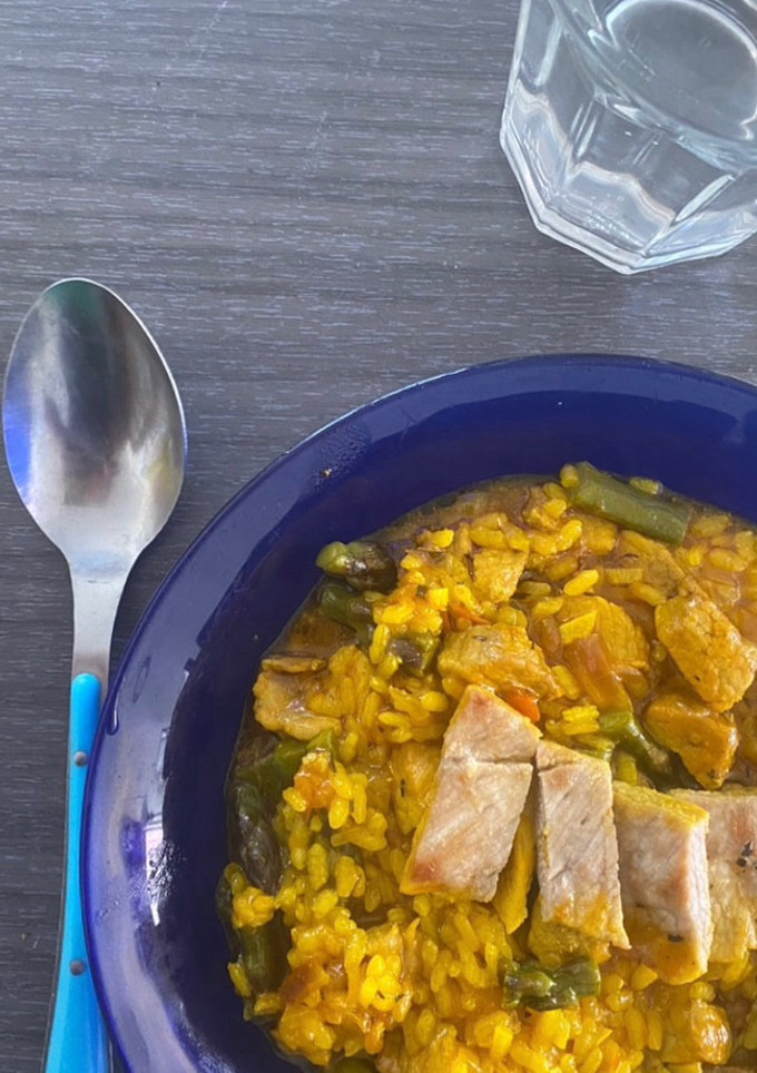 Una foto de Arroz con secreto y espárragos trigueros