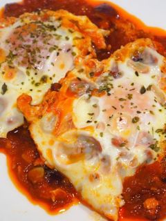 Una foto de Huevos escalfados con tomate