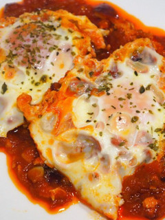 Una foto de Huevos escalfados con tomate