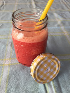 Una foto de Smoothie de fresas, naranja y jengibre