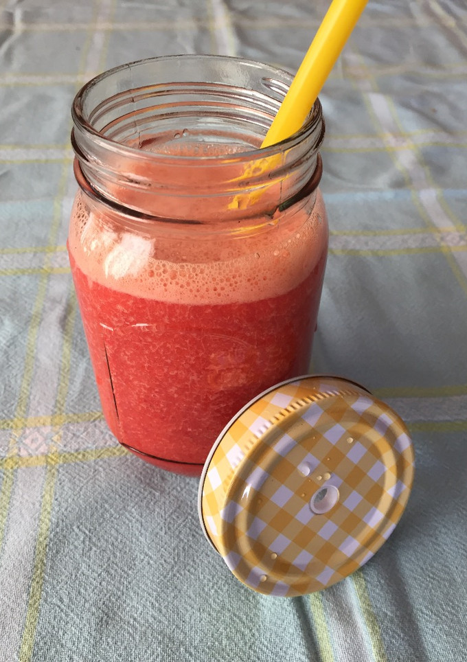 Una foto de Smoothie de fresas, naranja y jengibre