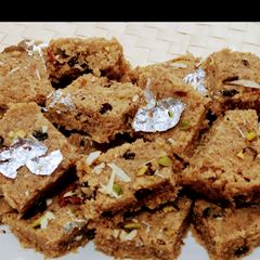 A picture of Suji ka karak halva/Suji ka tukri halwa.