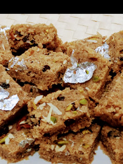 A picture of Suji ka karak halva/Suji ka tukri halwa.