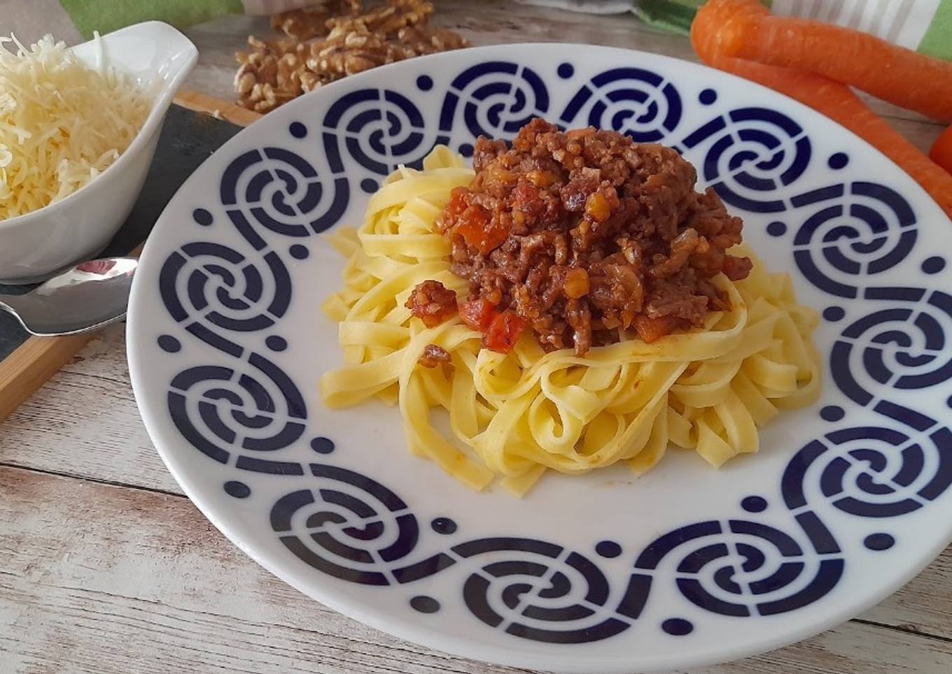 Pasta con salsa boloñesa y nueces