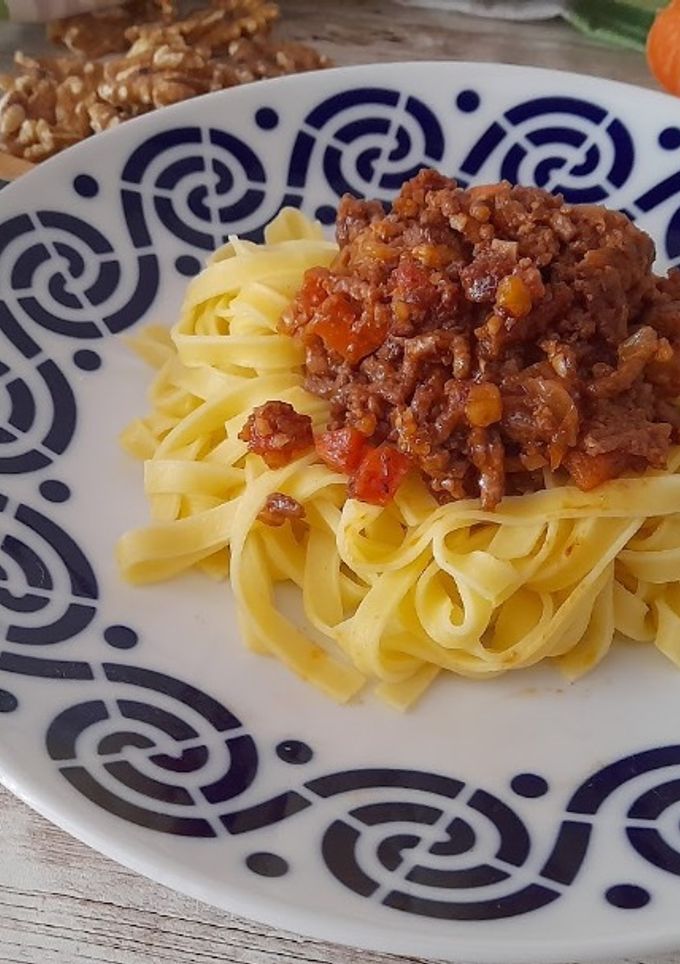 Una foto de Pasta con salsa boloñesa y nueces