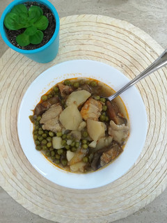 Una foto de Estofado de cazón, patatas y alcachofas