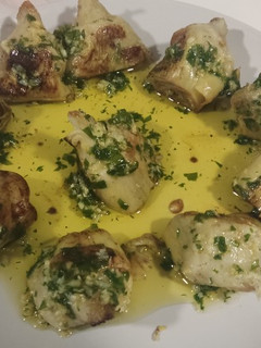 Una foto de Alcachofas con ajo y perefil
