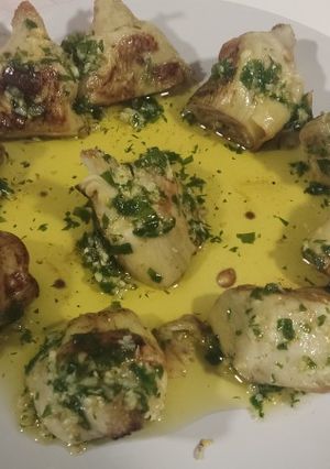 Una foto de Alcachofas con ajo y perefil