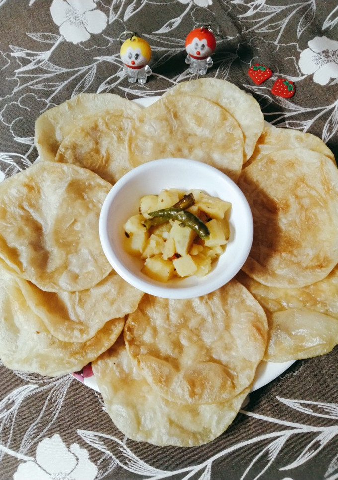 লুচি (luchi recipe in Bengali) রেসিপির প্রধান ছবি