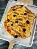 Pizza 3 quesos con anchoas y aceitunas negras