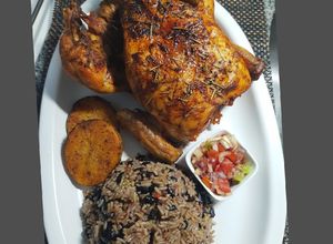 Una foto de Pollo al horno con Arroz Moro