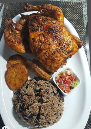 Una foto de Pollo al horno con Arroz Moro