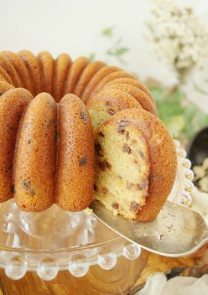Una foto de Bundt cake de calabaza y chispas de chocolate negro