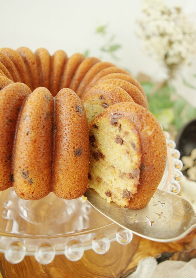 Una foto de Bundt cake de calabaza y chispas de chocolate negro