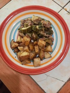 Una foto de Zapallos italianos con papas rústicas