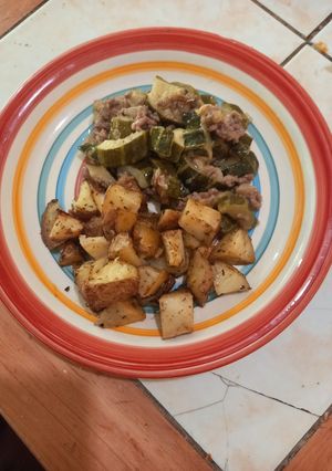 Una foto de Zapallos italianos con papas rústicas