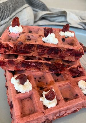Une photo de Délicieuses gaufres light à la betterave et cranberries#gaufres #light #originalrecipe #healthy