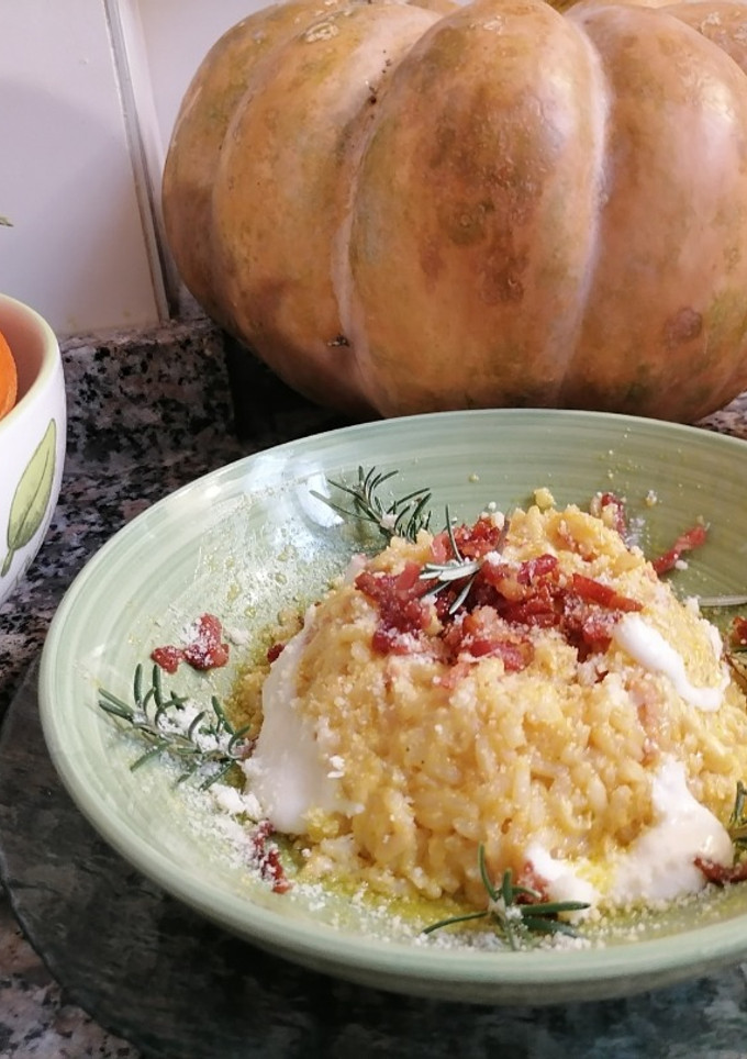 Foto di Risotto con zucca, gorgonzola, speck croccante e fonduta di gorgonzola