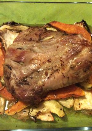 Une photo de Épaule d'agneau et légumes rôtis au four