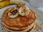 Una foto de pancake de banana y harina