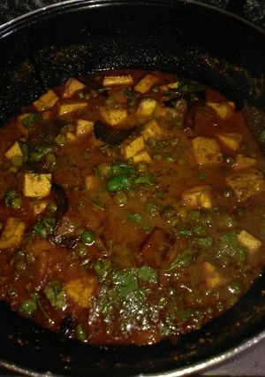 A picture of Matar paneer.