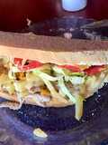 Sándwich de churrasquito de cerdo en pan con masa madre
