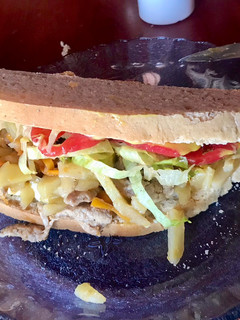 Una foto de Sándwich de churrasquito de cerdo en pan con masa madre