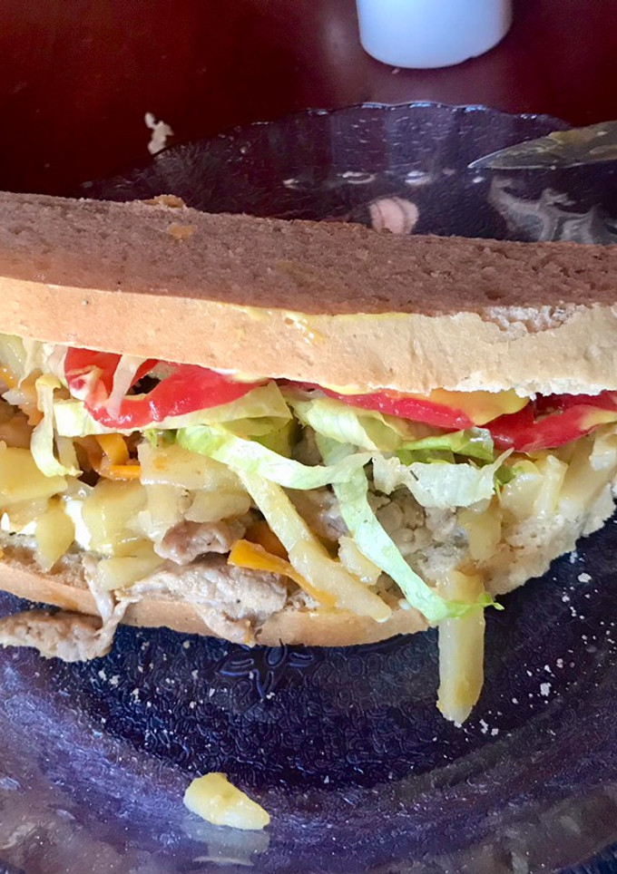 Una foto de Sándwich de churrasquito de cerdo en pan con masa madre