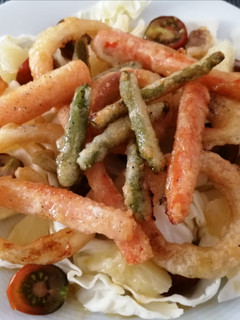 Una foto de Ensalada de repollo con verduras en tempura