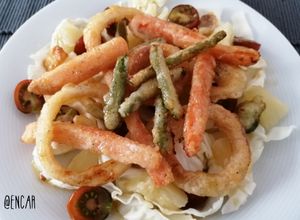 Foto principal de Ensalada de repollo con verduras en tempura