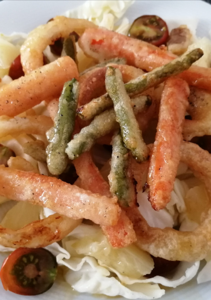 Una foto de Ensalada de repollo con verduras en tempura