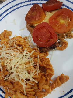 Una foto de Pollo entomatado con queso provolone
