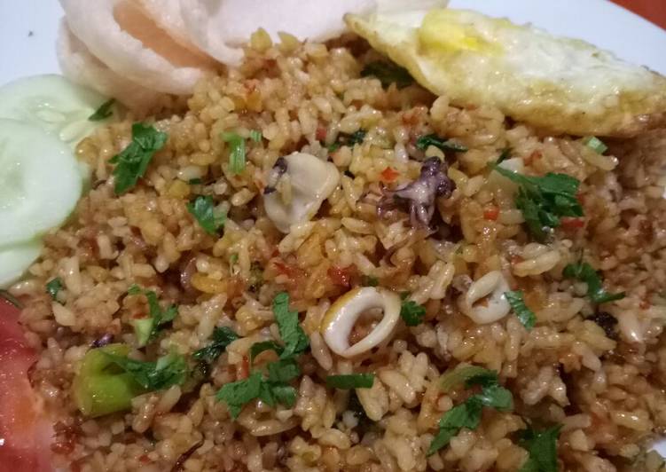 Bagaimana Menyiapkan Nasi Goreng Seafood Menggugah Selera