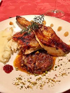 Una foto de Pularda rellena con salsa de pistacho
