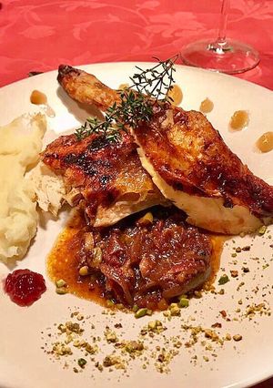 Una foto de Pularda rellena con salsa de pistacho