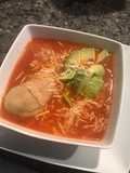 Sopa de fideos con piernitas de pollo