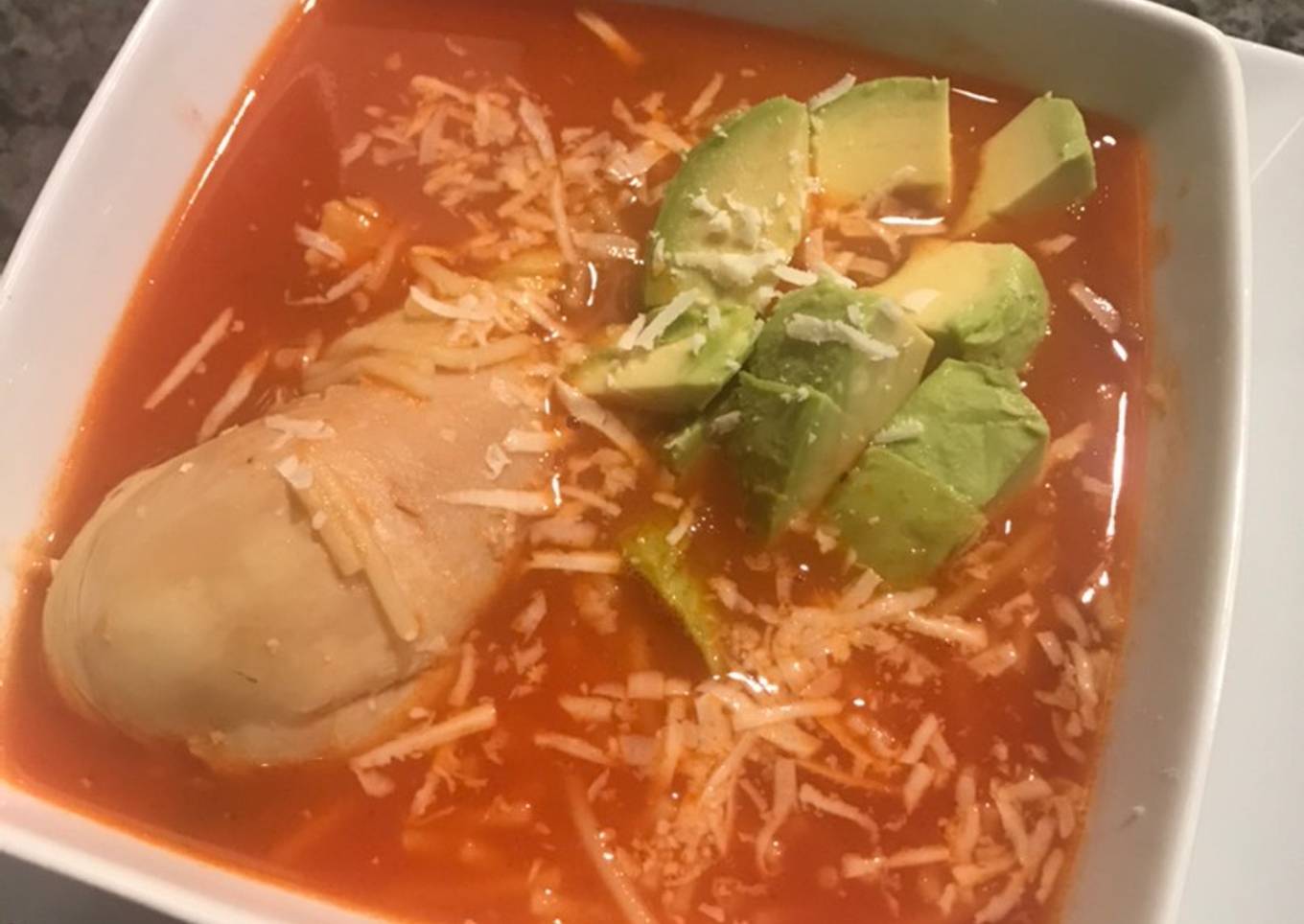 Sopa de fideos con piernitas de pollo