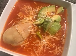 Una foto de Sopa de fideos con piernitas de pollo